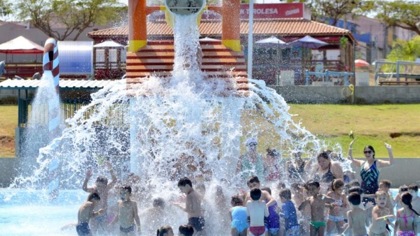 Quem visitar o parque encontrará estacionamento amplo com capacidade para 100 veículos. Isso facilita a chegada e torna o passeio mais tranquilo.