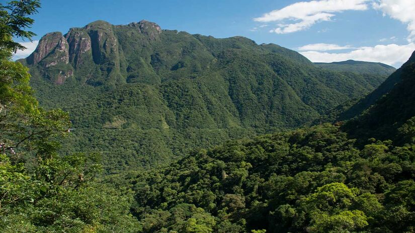 No passeio, o turista aprecia o visual exuberante de montanhas, vales, rios, cascatas, penhascos e desfiladeiros - Foto: Zig Kochi/Serra Verde Express