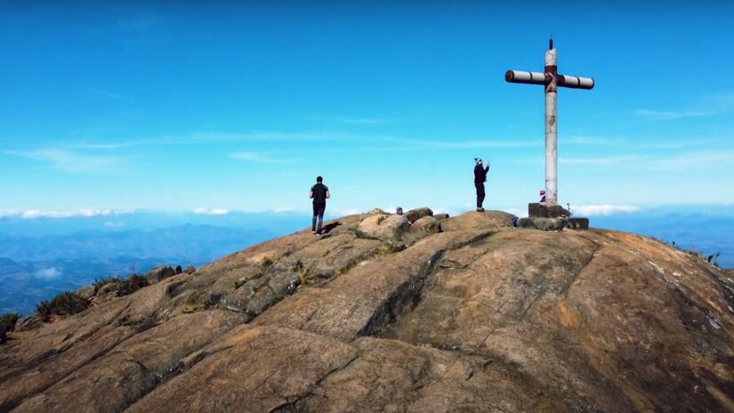 3. Pico da Bandeira - ES/MG:
Com 2.894,4 metros, o Pico da Bandeira é um dos mais acessíveis do Brasil e presenteia os visitantes com um nascer do sol inesquecível na Serra do Caparaó.