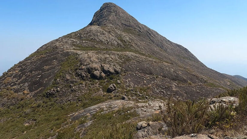 6. Pico do Cristal - MG: 
O Pico do Cristal, com 2.769,1 metros, impressiona pelas formações de quartzo e é uma parada imperdível para quem explora a Serra do Caparaó.