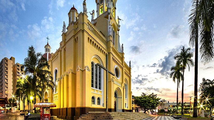 Considerada o coração da cidade, a Praça da Independência possui boa iluminação, uma bela fonte iluminada e a magnífica Igreja Matriz do Divino Espírito Santo - (Divulgação/Comtur)