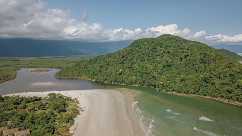 No extremo norte, o encontro do mar com o rio Guaratuba cria uma piscina natural cercada pela rica vegetação do Parque Estadual da Restinga, tornando a experiência ainda mais especial. Foto: Divulgação/Pousada Y-Goá