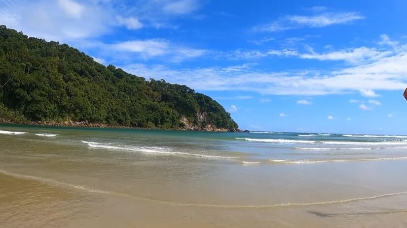 A Praia de Guaratuba é ideal para descansar, caminhar, pedalar e apreciar o pôr do sol. Atividades como Stand Up Paddle, pesca e aluguel de caiaques também são populares. Foto: Reprodução/Youtube/Vida de Praieiro