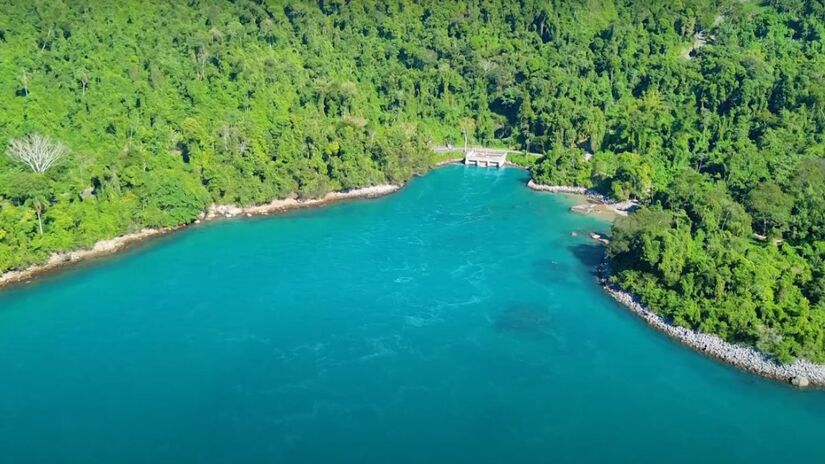 A Praia do Laboratório é um destino imperdível para quem visita Angra dos Reis. Além da água quente, a paisagem é perfeita para relaxar. (Fotos: Reprodução/Youtube/@Rio para Pobres)