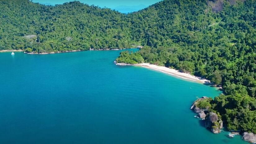 Para chegar à Praia do Laboratório, é preciso acessar uma estrada próxima às usinas. A falta de sinalização torna o lugar ainda mais exclusivo.