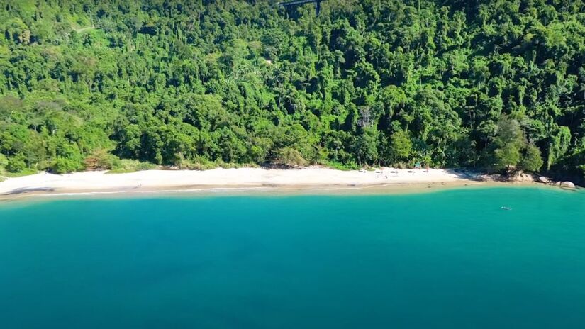 A infraestrutura da praia é limitada, sem bares ou restaurantes na orla. É recomendável levar alimentos e água ao visitar o local.