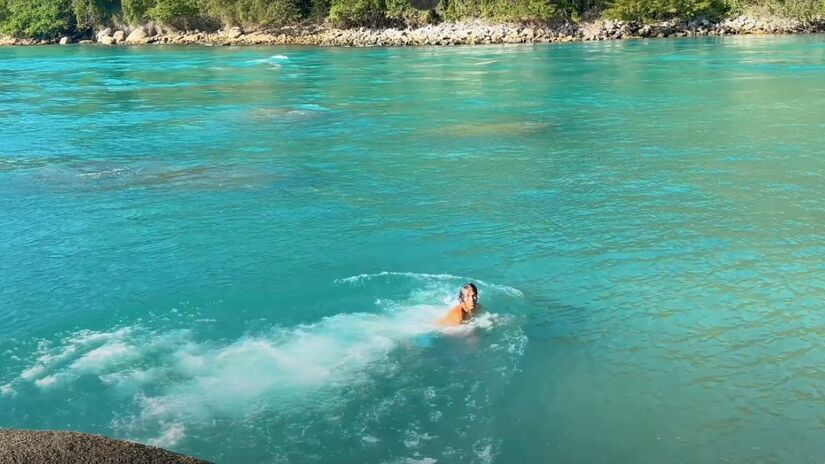 A praia é cercada por paisagens paradisíacas, com vegetação exuberante. Suas águas calmas oferecem uma experiência de tranquilidade.