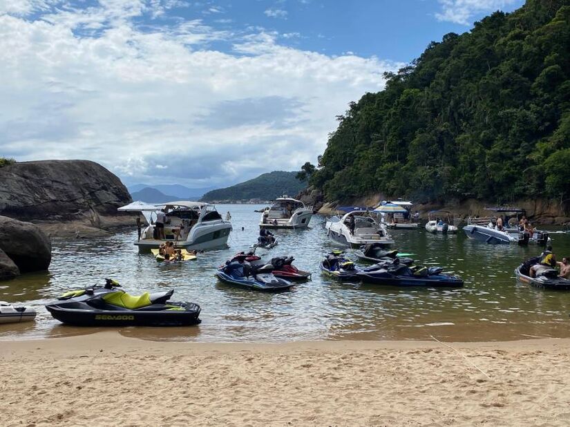 Havia dezenas de pessoas entre o mar e a faixa de areia da Praia do Moisés.