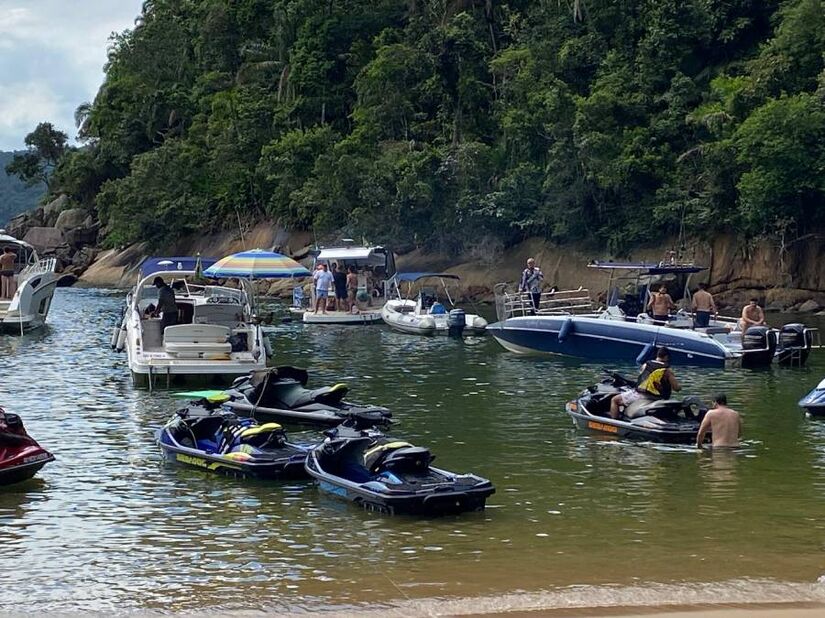 Contatada, a Capitania dos Portos informou que a praia não está sob a responsabilidade da instituição, mas, sim, do Exército.