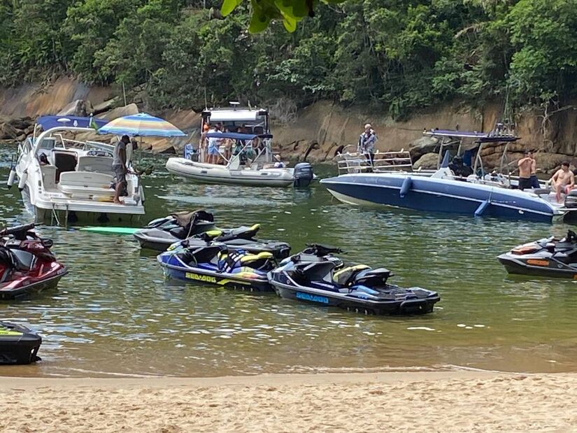 A praia, de apenas 50 metros de extensão, é uma das mais isoladas do litoral sul paulista, e só é possível chegar de barco.