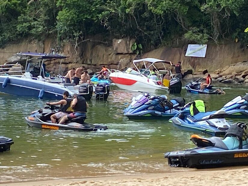 Havia várias embarcações no local, com dezenas de pessoas na Praia do Moisés.