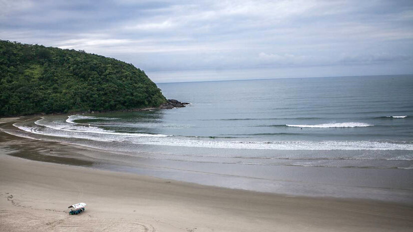 Com infraestrutura completa, a praia de São Lourenço é um dos pontos mais conhecidos de Bertioga, merecidamente. O local possui uma faixa de areia mais extensa e limpa, ideal para quem busca relaxar ou caminhar à beira-mar - (Raquel Cunha/Folhapress)