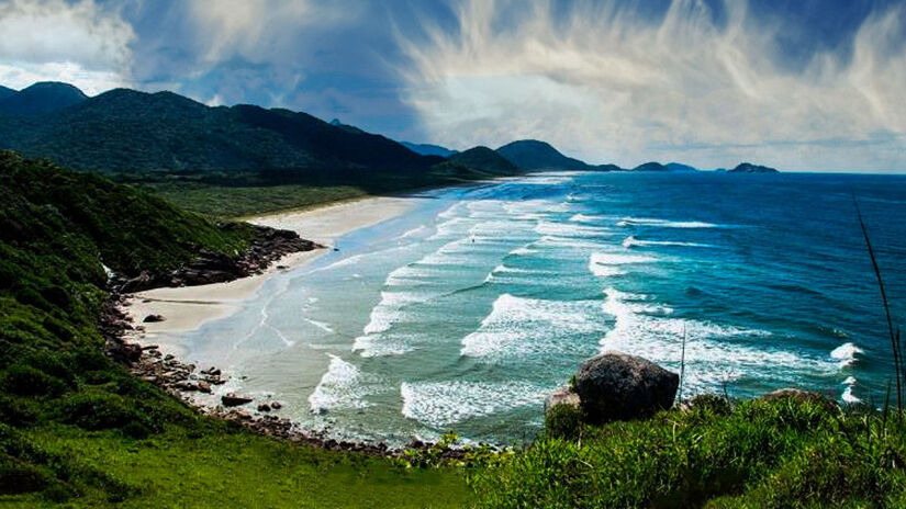 A praia do Pereirinha, localizada no Parque Estadual da Ilha do Cardoso, é um destino ecológico reconhecido internacionalmente.  