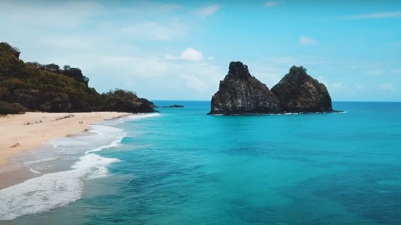 Fernando de Noronha é conhecido como um paraíso de praias deslumbrantes, mas guarda um segredo especial. Ali está a praia considerada a mais bonita do mundo.