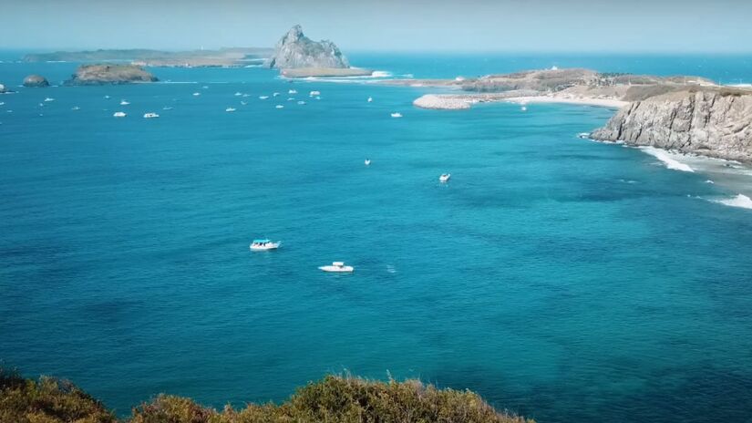 Visitar a Praia do Sancho é como encontrar um pedaço do paraíso. Não é à toa que ela foi eleita tantas vezes a mais bela do mundo. (Fotos: Reprodução/Youtube/@Viagens Cine)