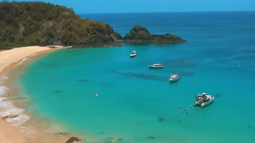 A Praia do Sancho é um símbolo de preservação ambiental no Brasil. O ICMBio garante o cuidado com a biodiversidade local.