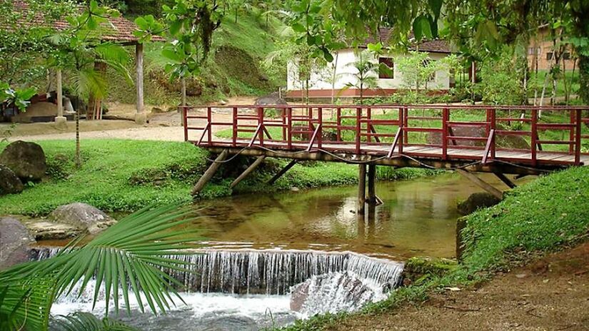 Outras atrações incluem a Cachoeira do Travessão e o Poço do Gato, ideais para nadar e relaxar em meio à vegetação exuberante. Foto: Divulgação/ALESP