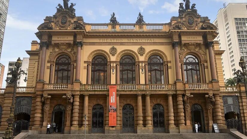 Uma das maiores Casa de Ópera do Brasil e um dos mais belos teatros do Brasil, o Theatro Municipal é visita obrigatória para turistas que visitam a cidade. Em sua programação, há óperas, balés e concertos de renome internacional - (Divulgação/Governo de São Paulo)