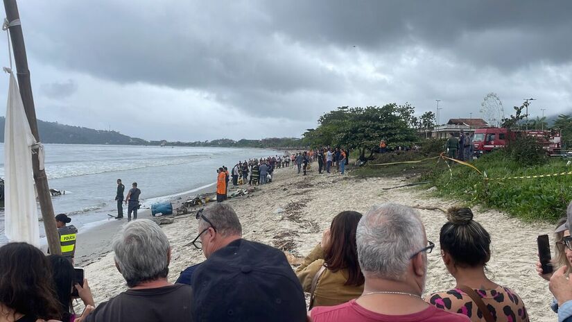 Pessoas que estão no local relatam vazamento e forte cheiro de combustível na praia. Foto: Marisol Hoffmann