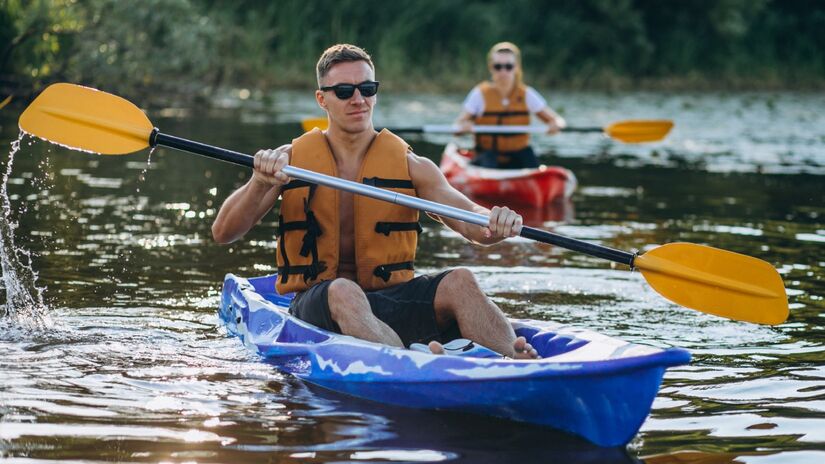 Na região do Vale do Ribeira, é possível você se aventurar nos rios propícios para a prática de canoagem e rafting. Foto: Freepik