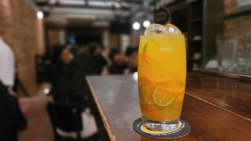 A caipirinha de tangerina com pimenta dedo-de-moça é um dos destaques do Veloso Bar - Foto: Divulgação/Veloso Bar