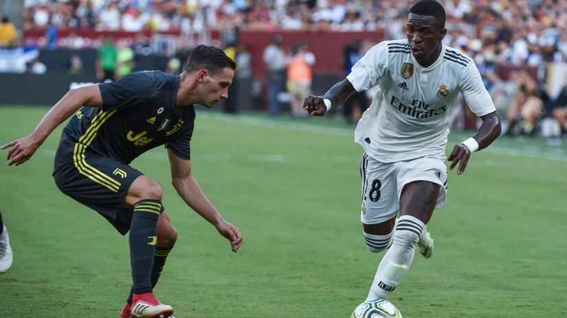 Seu desempenho logo chamou a atenção do Real Madrid, que selou sua contratação após ele completar 18 anos. Vinícius fez sua primeira partida pelo clube espanhol durante a temporada 2018-19. Foto: Wikimedia Commons