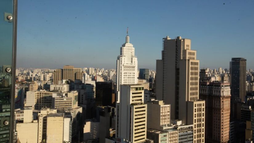 Abrigado no segundo arranha-céu mais alto de São Paulo, o observatório é feito com quatro camadas de vidro ultra resistente e mais três camadas de um material chamado PVB estrutural, o suficiente para aguentar o peso de mais de 30 toneladas com segurança total - (Divulgação)