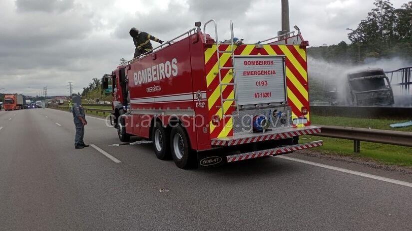 Corpo de Bombeiros foi acionado para atender a ocorrência e o Rodoanel foi interditado. 