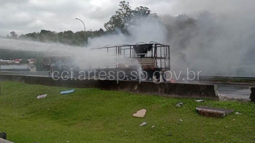 Carreta foi tomada pelas chamas após o incêndio em Embu das Artes. 