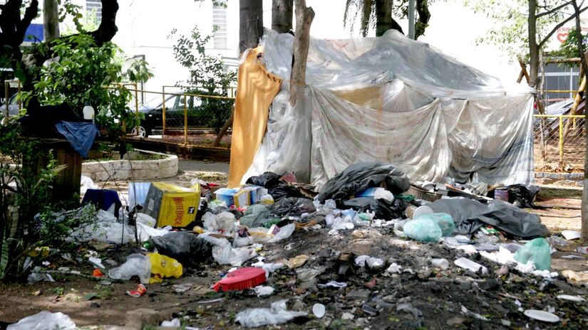 Quem frequenta o espaço também encontra pessoas vivendo em situação de rua em barracas improvisadas, sacos de lixo, entulho e colchões abandonados. 