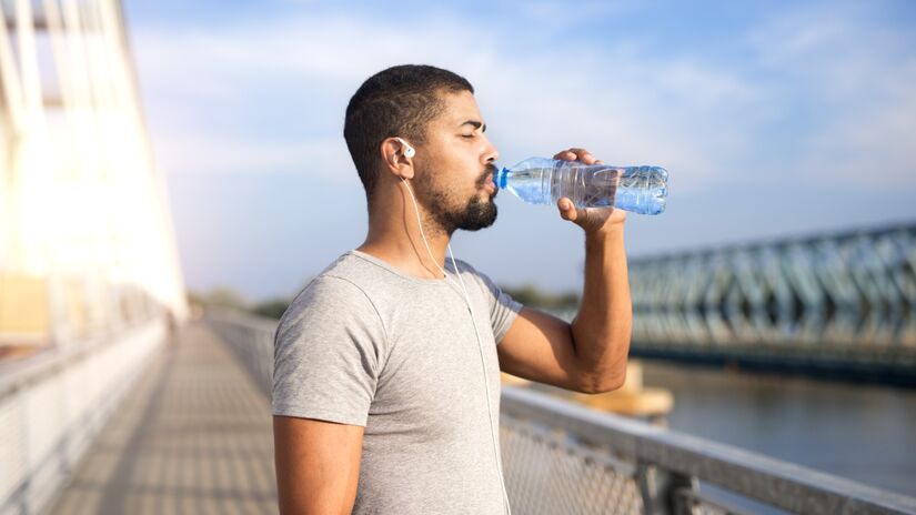 A água com gás é uma alternativa refrescante e saudável para a hidratação, possuindo os mesmos nutrientes da água natural. Foto: Freepik