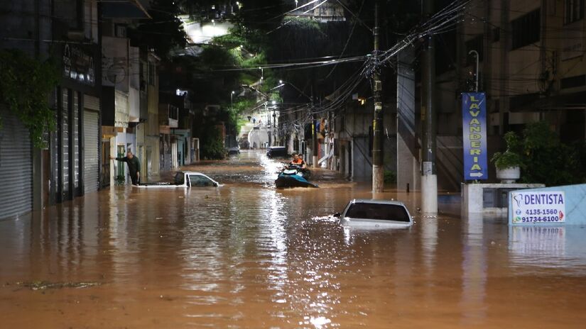 Rios transbordaram, ônibus e veículos ficaram submersos, pessoas presas dentro de seus carros e muros desabaram na região. 
Divulgação/Ricardo Vaz/PMTS