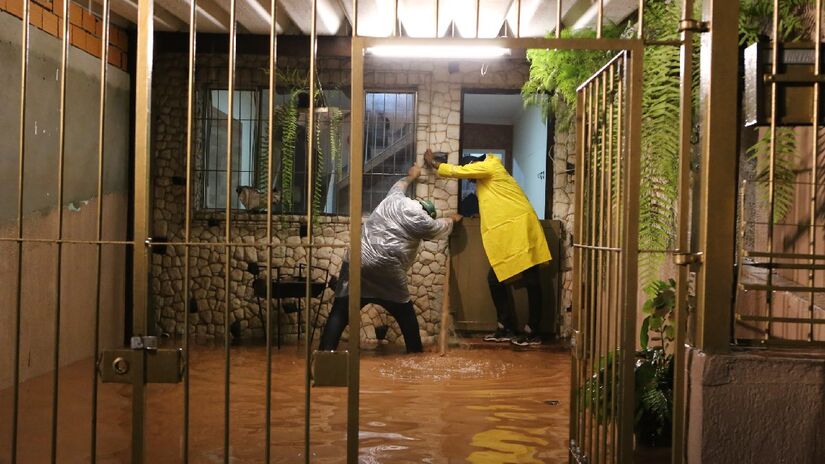 Famílias ficaram ilhadas dentro de suas casas, comércios tomados pela água e pessoas ficaram presas no segundo andar de estabelecimentos. 
Divulgação/Ricardo Vaz/PMTS