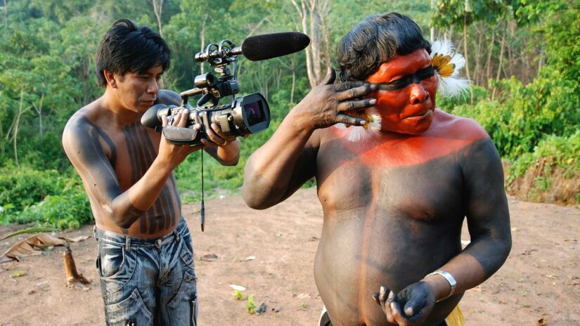 Imagem mostra a produção de um dos documentários do projeto Vídeo nas Aldeias, exibido no MASP em junho.

/Foto: Divulgação/MASP