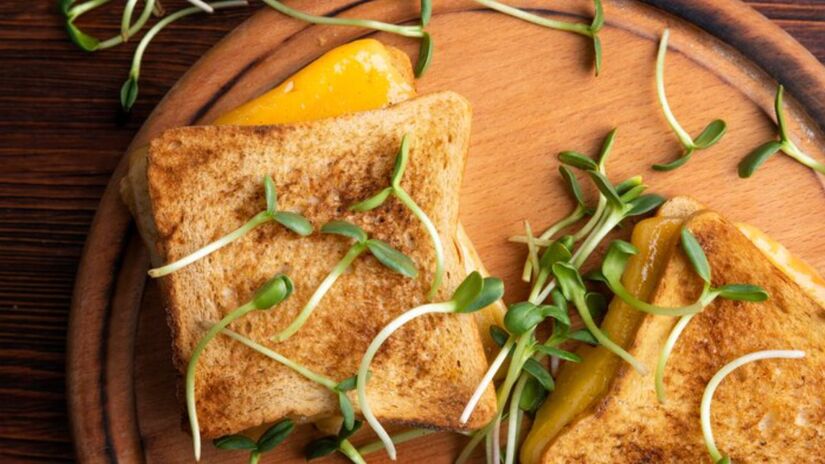 Torradas de pão branco aumentam a fome  Ricas em carboidratos simples, as torradas de pão branco elevam os níveis de glicose rapidamente, causando fome pouco tempo depois. 