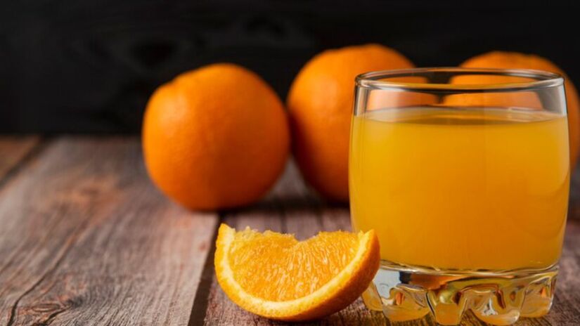 Suco de laranja pode causar picos de glicose  Espremer a laranja remove fibras importantes, deixando apenas açúcares livres que são rapidamente absorvidos pelo organismo.  