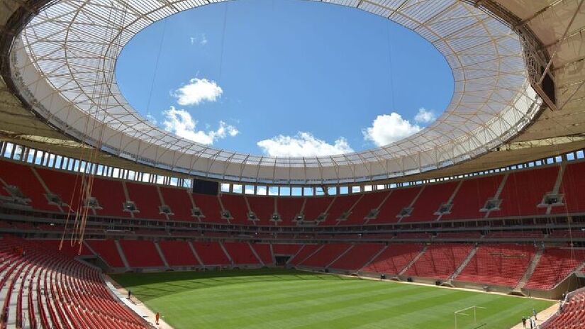 4 - Arena BRB (Estádio Nacional de Brasília Mané Garrincha) - Capacidade: 72.788. A primeira inauguração ocorreu em 10 de março de 1974. Após a reforma de 2010-2013, iniciada para receber a Copa do Mundo FIFA de 2014, sua capacidade foi aumentada para 72.788 pessoas - (Foto: Marcello Casal Jr./Agência Brasil)