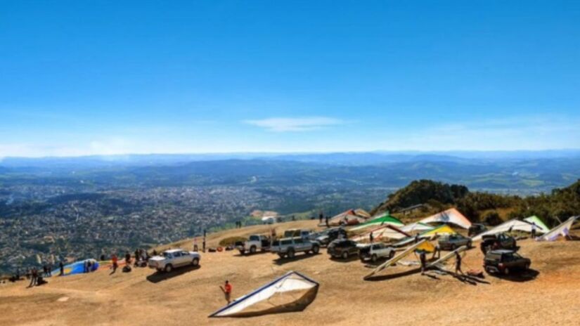 A Pedra Grande é um dos pontos turísticos mais famosos de Atibaia, oferecendo uma vista espetacular da Serra da Mantiqueira. A cidade é ideal para ecoturismo e contato com a natureza. (Foto: Reprodução/Youtube)