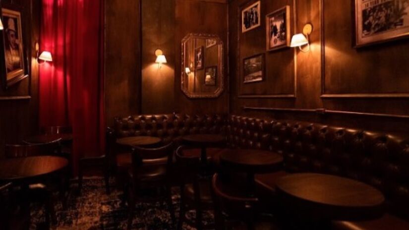 Com ambiente sofisticado, sofás de couro e trilha sonora de jazz, o Frigobar Speakeasy oferece bebidas autorais e clássicas, além de uma seleção especial de itens. Foto: Divulgação/Instagram/@frigobarspeakeasy
