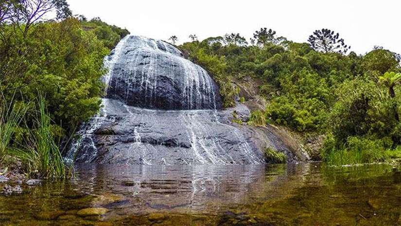 A Cachoeira Véu da Noiva tem queda d'água que forma um véu esbranquiçado e despenca de um penhasco - Foto: Divulgação Prefeitura de Urubici