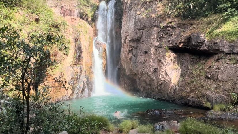 A Cachoeira Santa Bárbara tem águas azul-turquesa. Seu visual paradisíaco encanta todos os visitantes.  