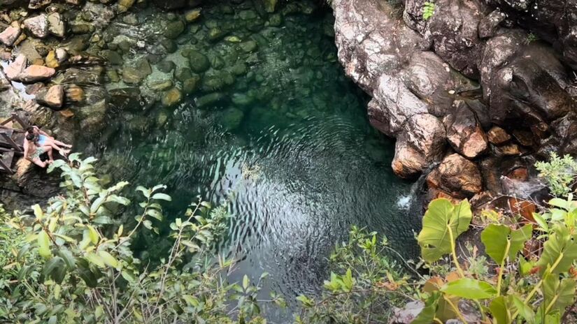 Almécegas II é menor, mas igualmente deslumbrante. Seu poço cristalino é ideal para relaxar e curtir a paisagem.  