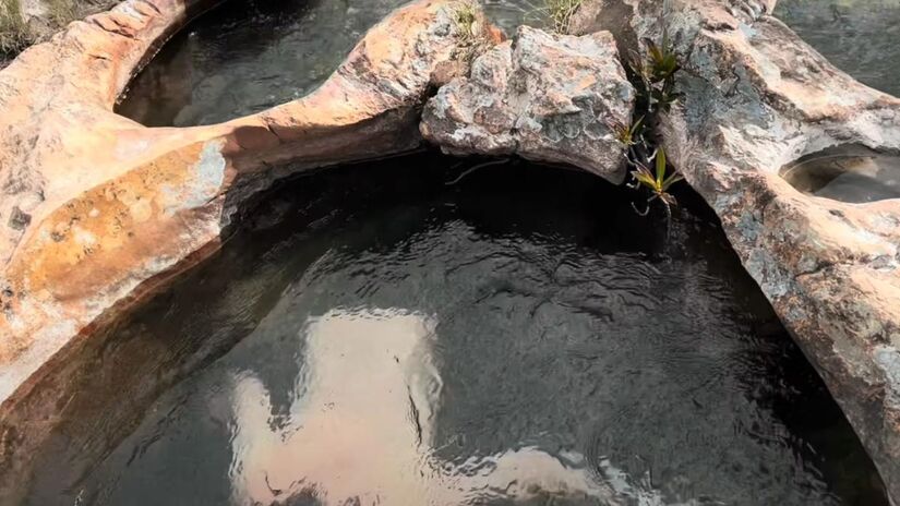 A Catarata dos Couros impressiona com sua força. Suas quedas formam piscinas naturais em meio às rochas.  