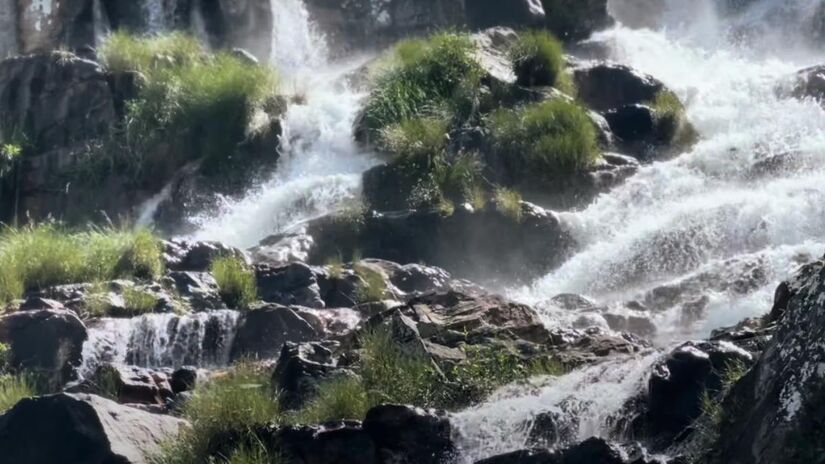 A Cachoeira Loquinhas possui águas azul-esverdeadas. O acesso por trilha de madeira torna a visita ainda mais especial.  