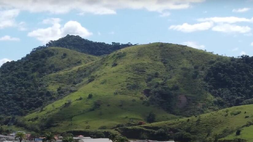 O Pico do Tira Chapéu, a 2.088 metros de altitude, oferece uma vista espetacular. Ver o nascer e o pôr do sol lá do alto é uma experiência única.  