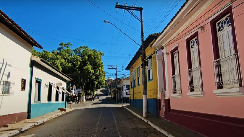 O turismo rural encanta com fazendas históricas que oferecem hospedagem. A arquitetura colonial e a culinária caseira tornam a experiência inesquecível.  