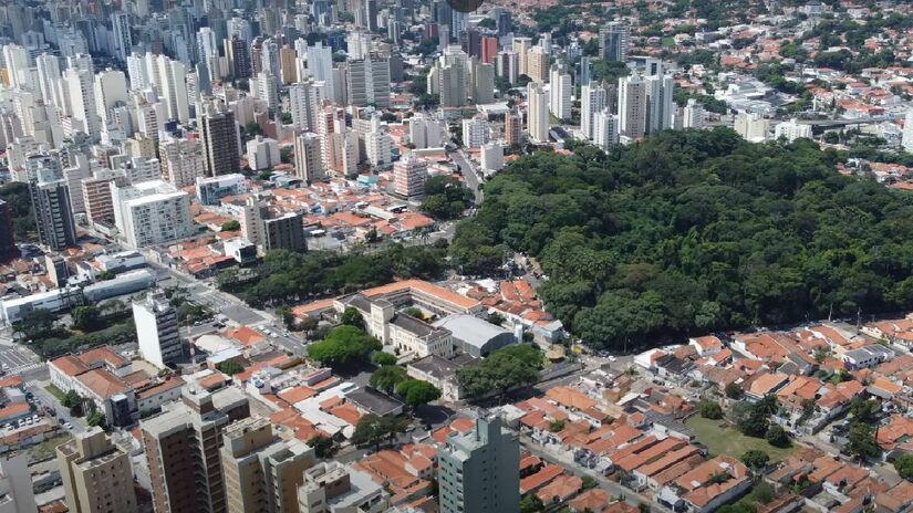 O aluguel em Campinas é um dos principais fatores que encarecem a vida na cidade. Um apartamento de 45m&#xB2; em uma área nobre pode custar mais de R$ 3.500.  