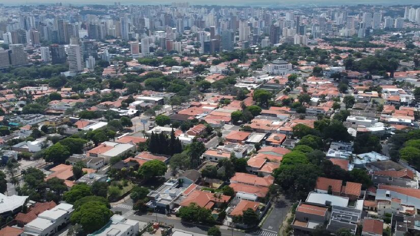 A localização estratégica de Campinas facilita o acesso a rodovias importantes e à capital paulista. Isso torna a cidade um ponto atrativo para empresas e profissionais.  (Fotos: Reprodução/Youtube/Drone 4K)