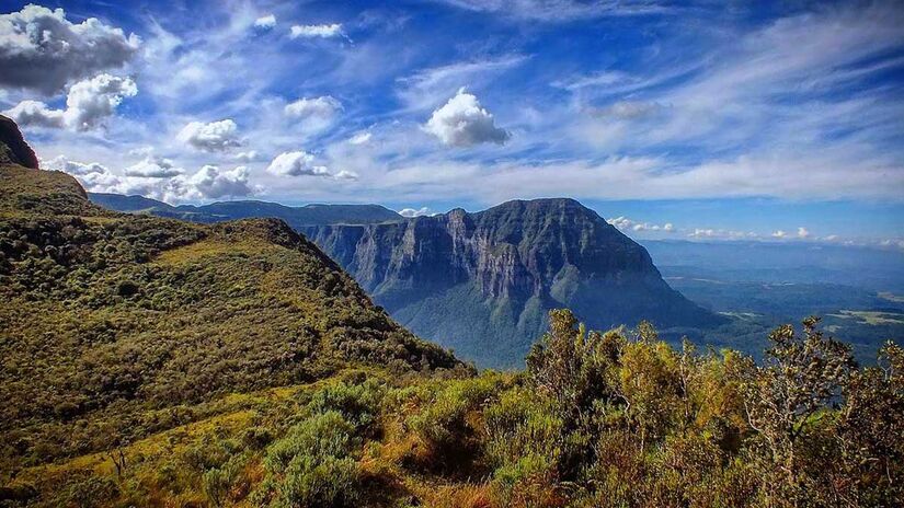 O Cânion Espraiado, localizado a 1500 metros de altitude, é considerado uma das maiores belezas naturais do País - Foto: João Batista Gonçalves Lostada/Wikimedia Commons