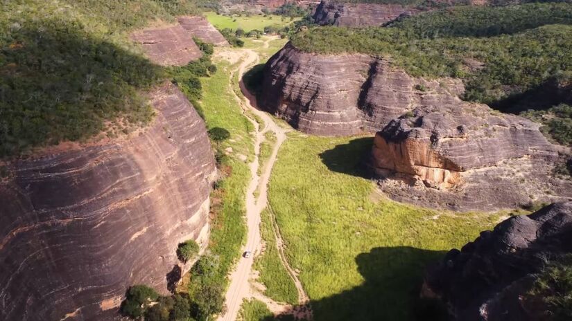 Cânions do Viana: A natureza esculpiu um espetáculo no Piauí. Paredões rochosos e cores vibrantes esperam por você.